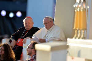 papież franciszek i kardynał dziwisz na campus misericordiae
